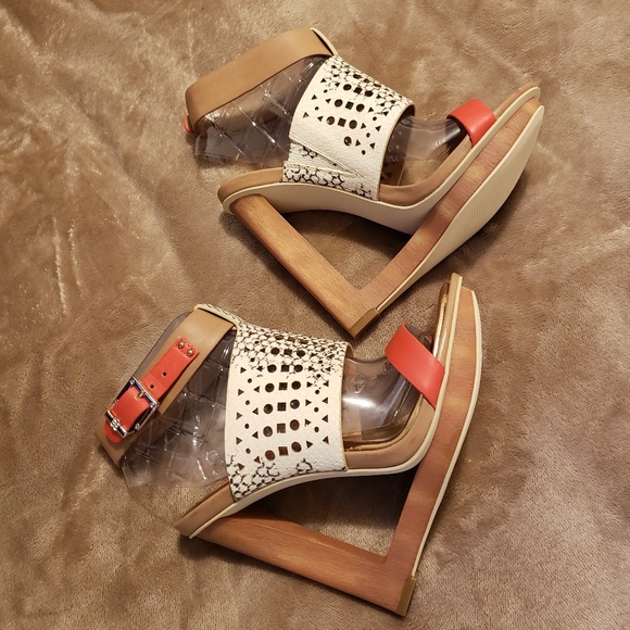 BRAND NEW, UNIQUE, CUT OUT, BCBG MAXAZRIA WEDGES - Picture 3 of 8